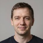 Улыбающийся Дмитрий Волков — гид и автор авторских туров по Куршской косе от компании Курш Коса Туры
